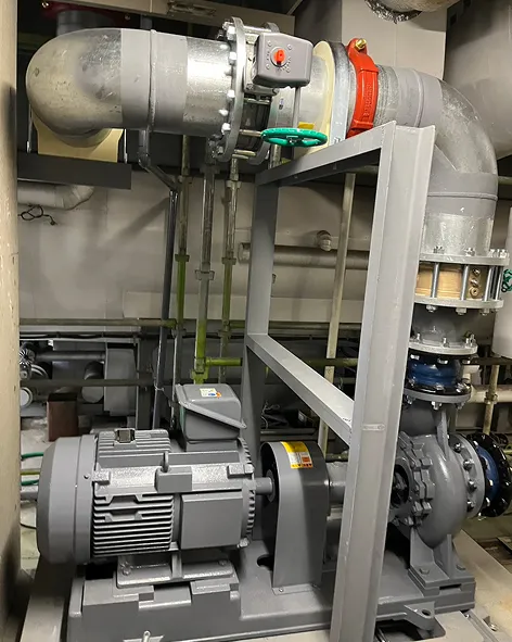 配管とモーターで構成された産業用ポンプ設備の内部機械。