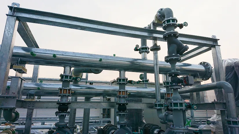 複数の金属配管とバルブが設置された工業用配管システム。