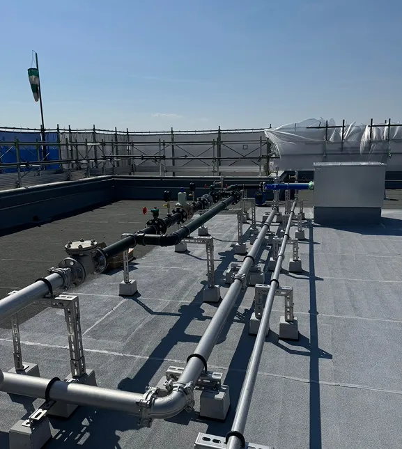 屋上に設置された複数の配管とバルブが並ぶ工業設備。